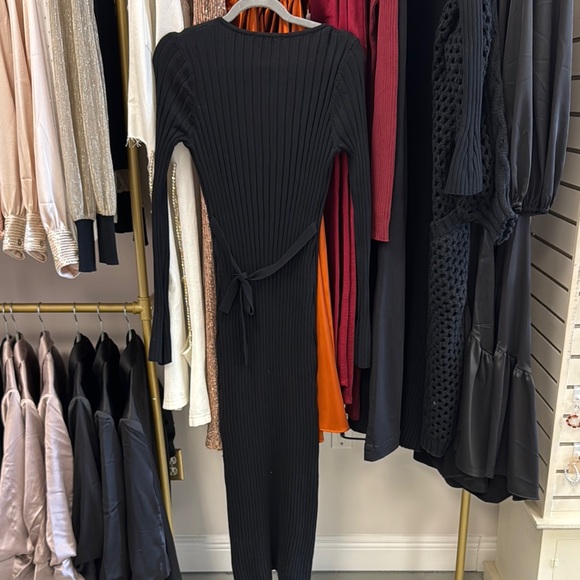 Elegant Black Ribbed Knit Dress - Picture 3 of 4